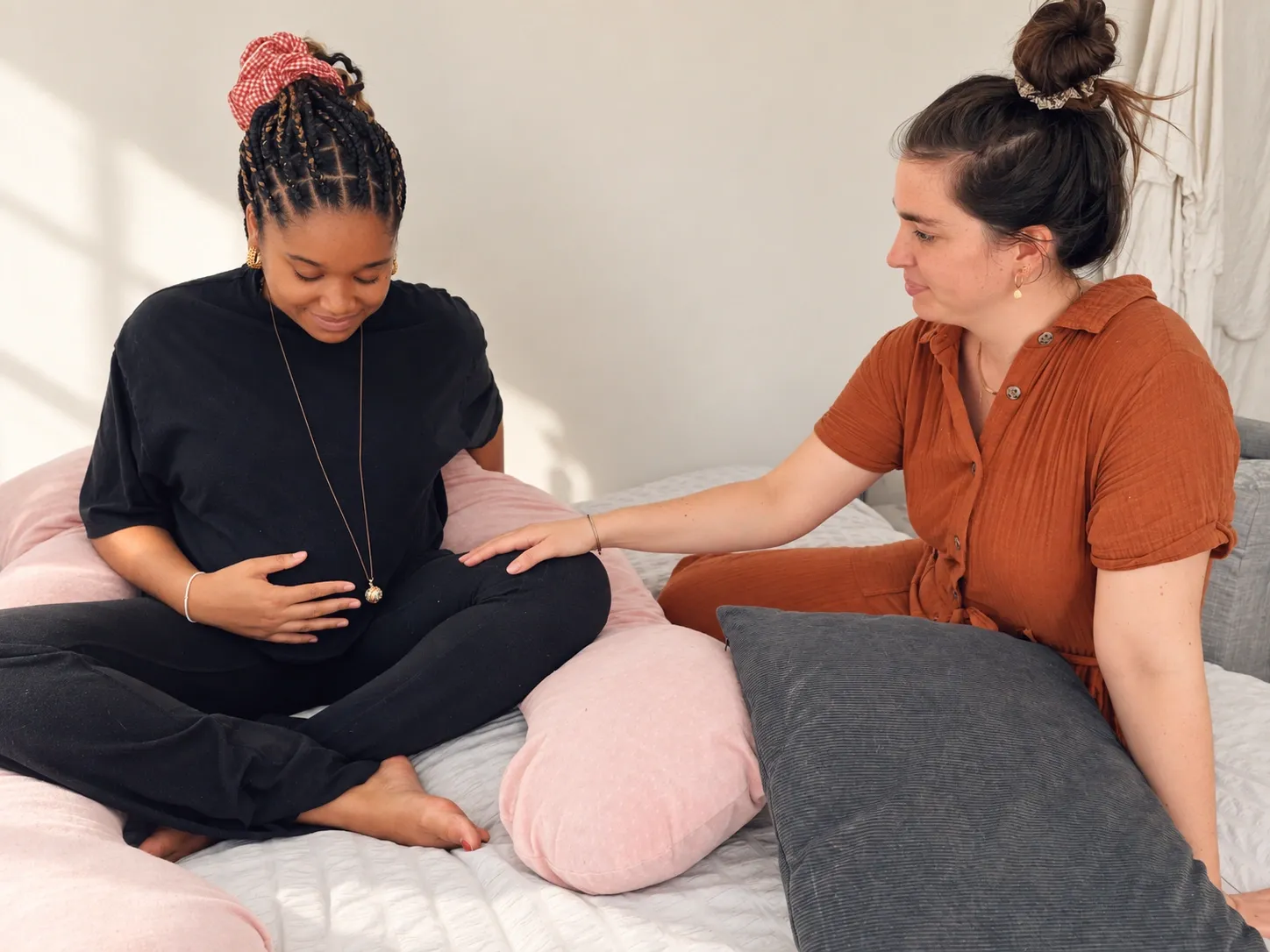 Domitille écoute une future maman pendant un accompagnement doula