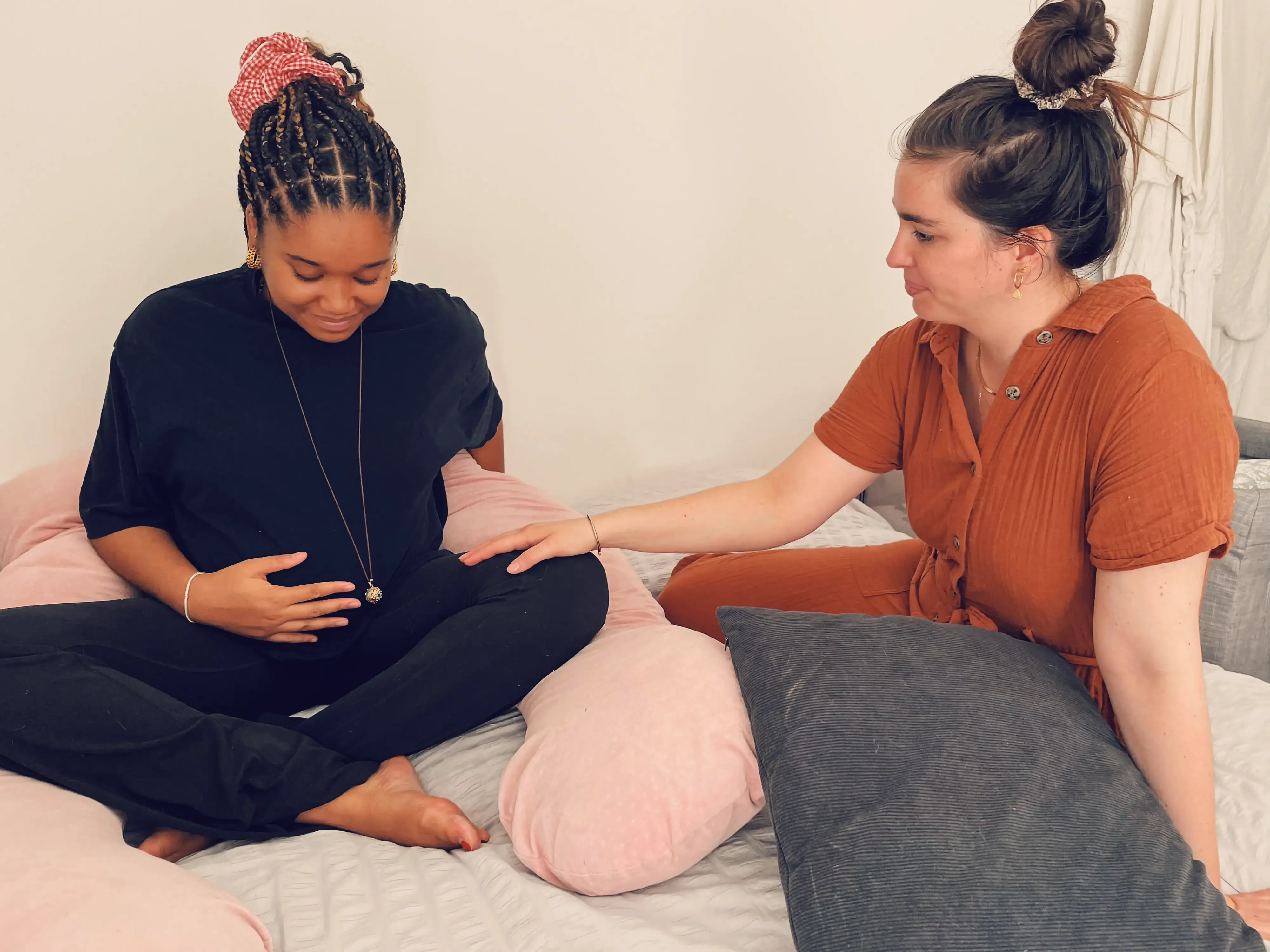 Doula accompagnant une femme enceinte avec bienveillance