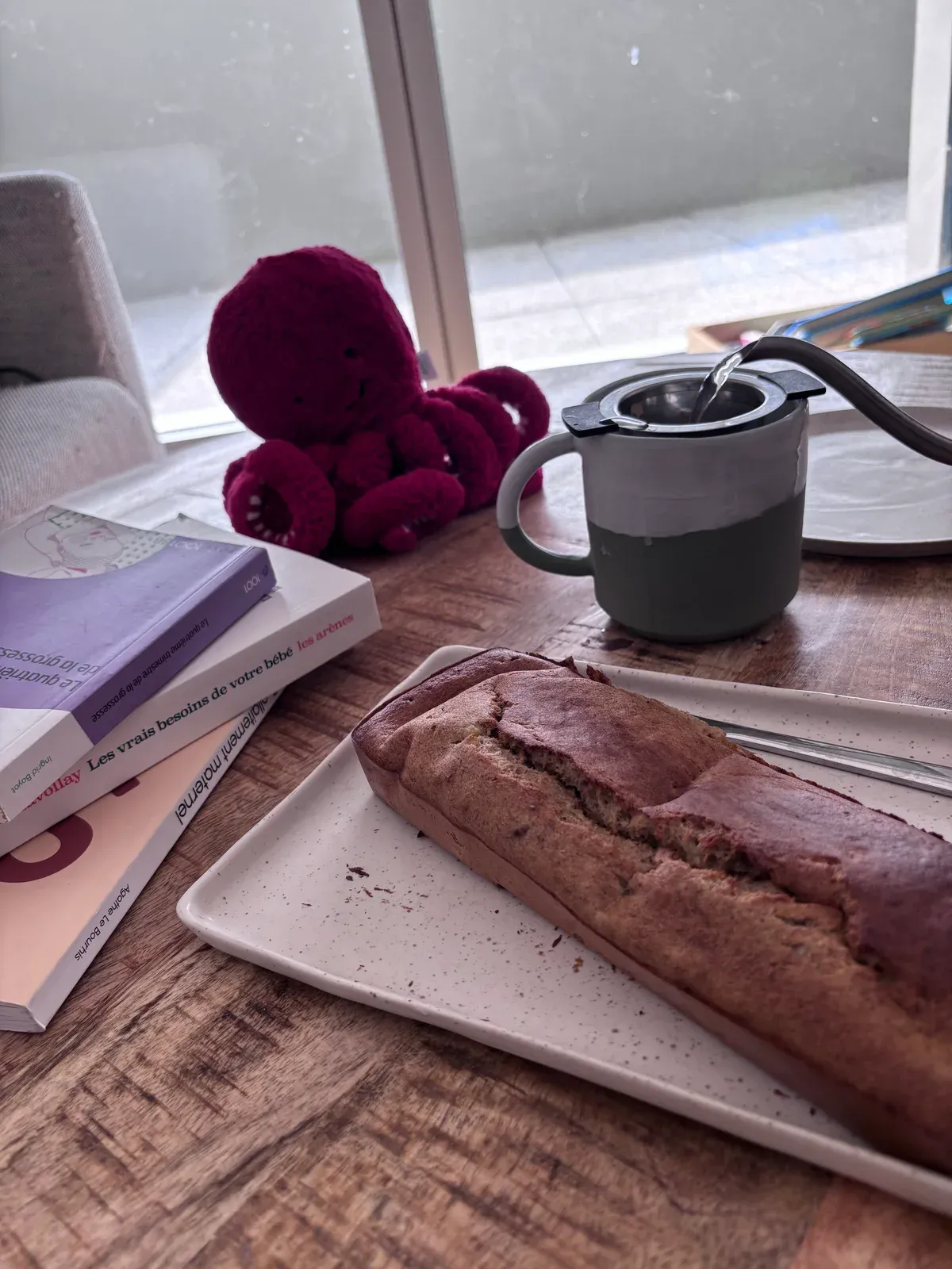 Pain maison, thé et lecture pendant une pause post-partum