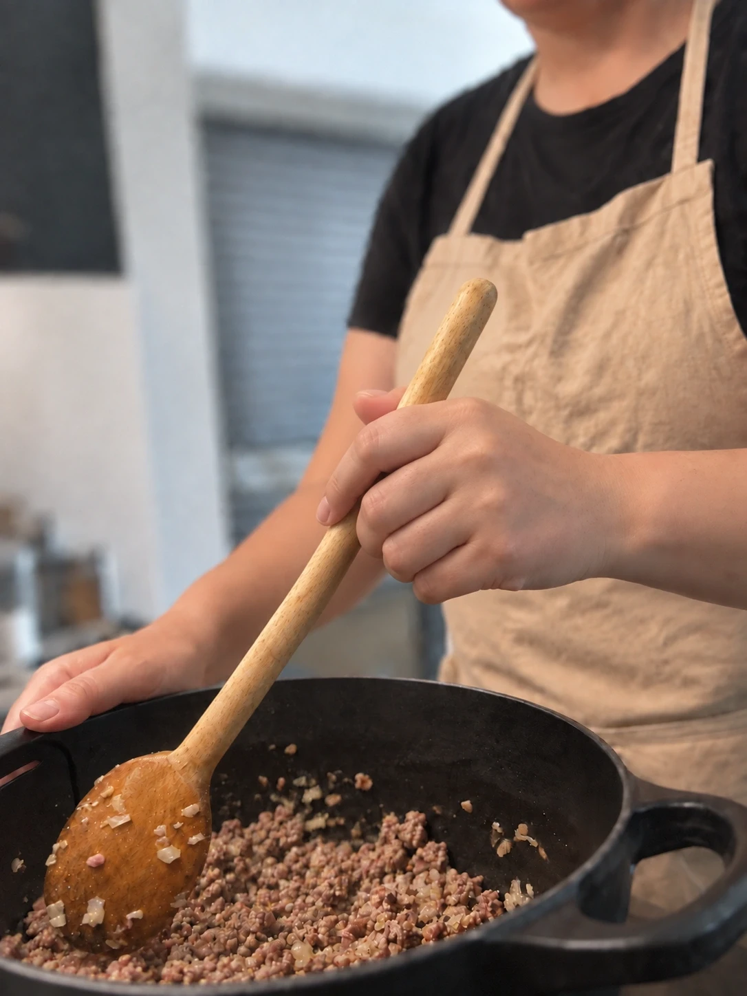 Préparation d'un repas maison pendant une visite de relais post-partum